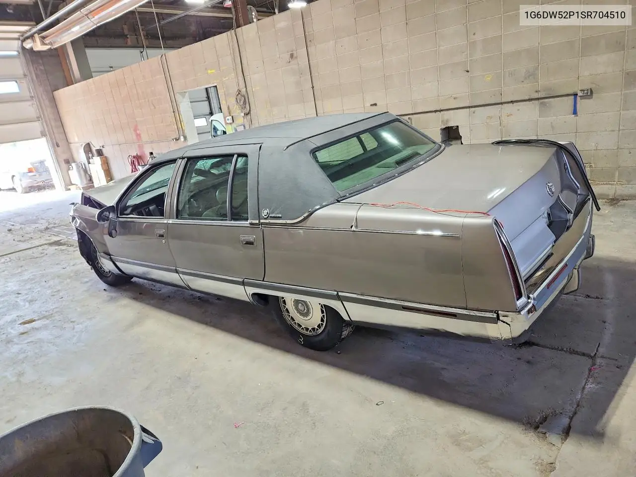 1995 Cadillac Fleetwood Base VIN: 1G6DW52P1SR704510 Lot: 55937606