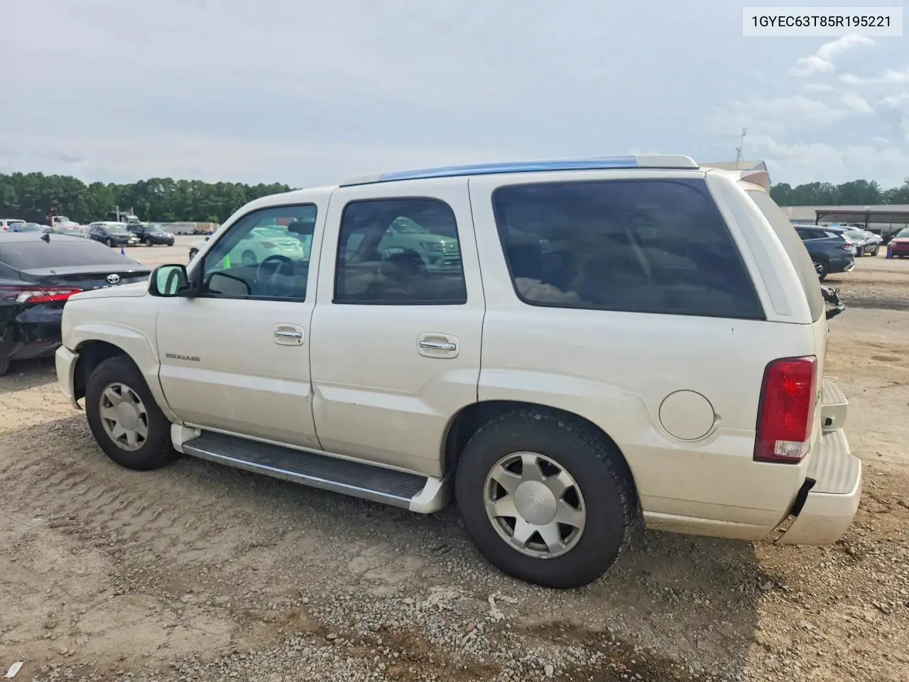 2005 Cadillac Escalade Luxury VIN: 1GYEC63T85R195221 Lot: 61057166