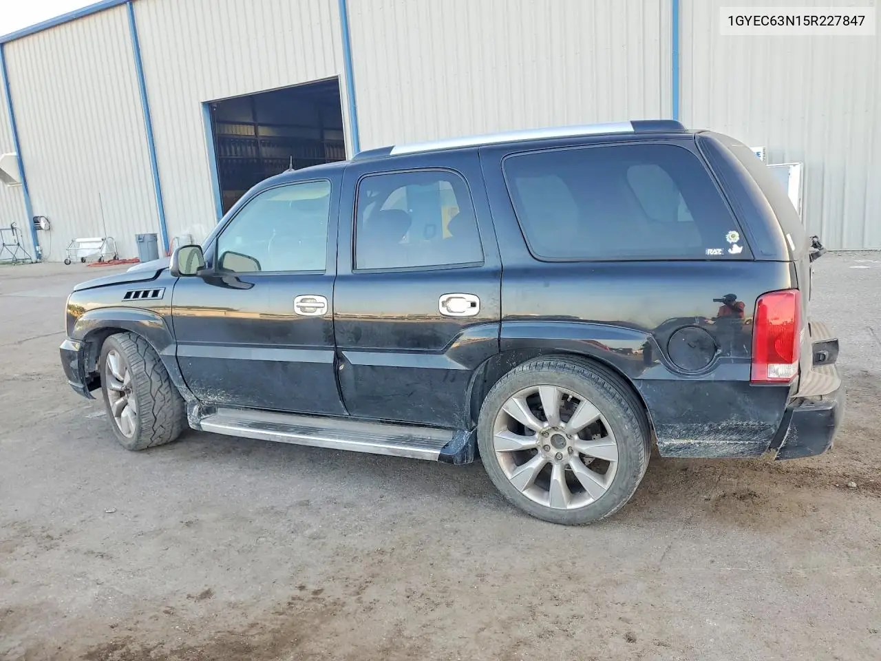 2005 Cadillac Escalade Luxury VIN: 1GYEC63N15R227847 Lot: 61310706