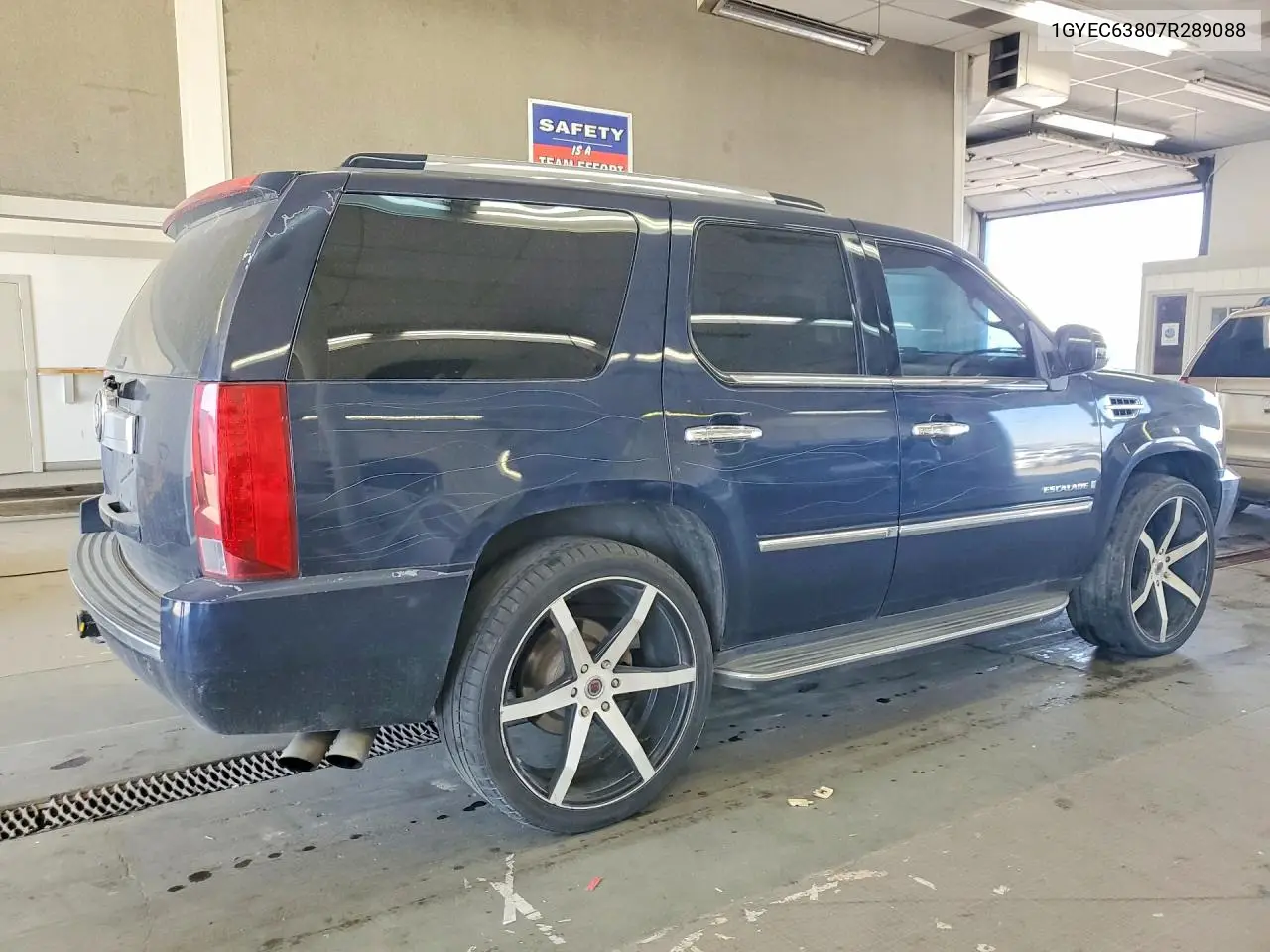 2007 Cadillac Escalade Luxury VIN: 1GYEC63807R289088 Lot: 61062926