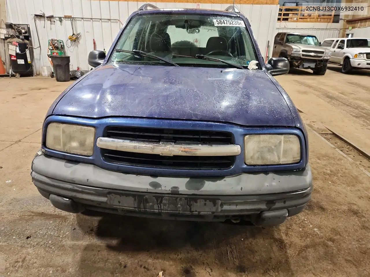 1999 Chevrolet Tracker VIN: 2CNBJ13C0X6932410 Lot: 58475236