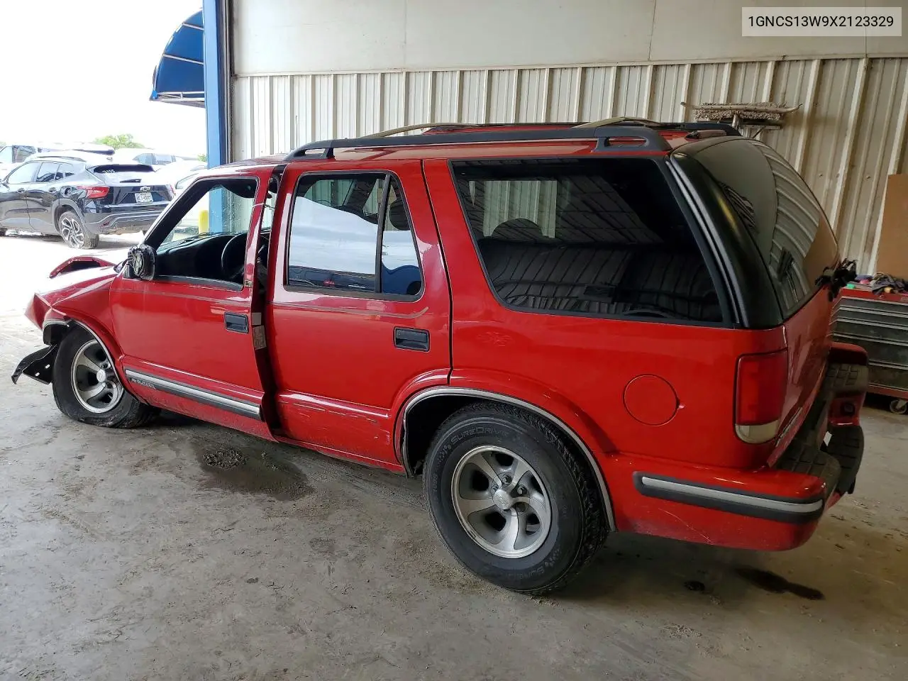 1999 Chevrolet Blazer VIN: 1GNCS13W9X2123329 Lot: 61093116