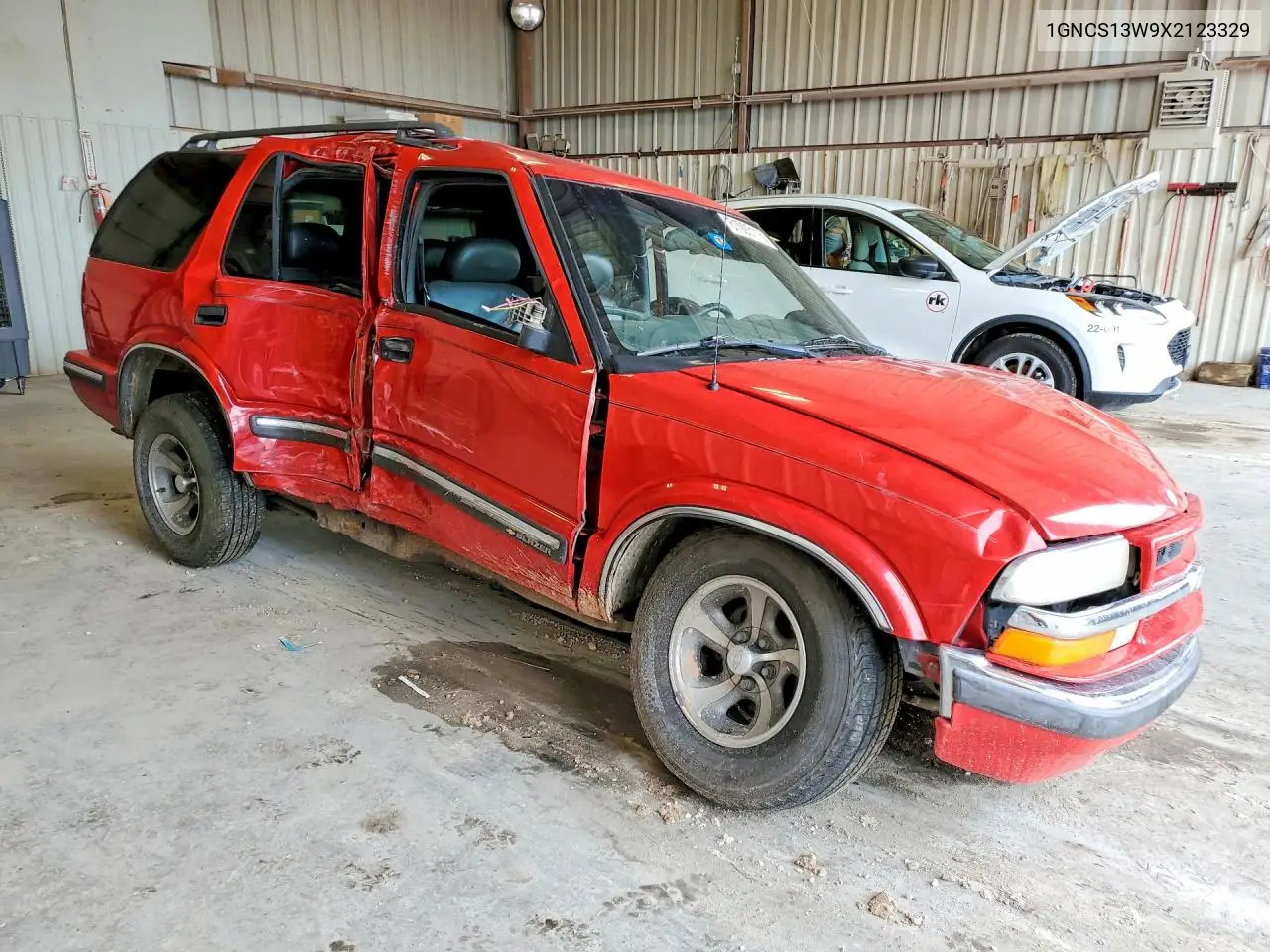 1999 Chevrolet Blazer VIN: 1GNCS13W9X2123329 Lot: 61093116