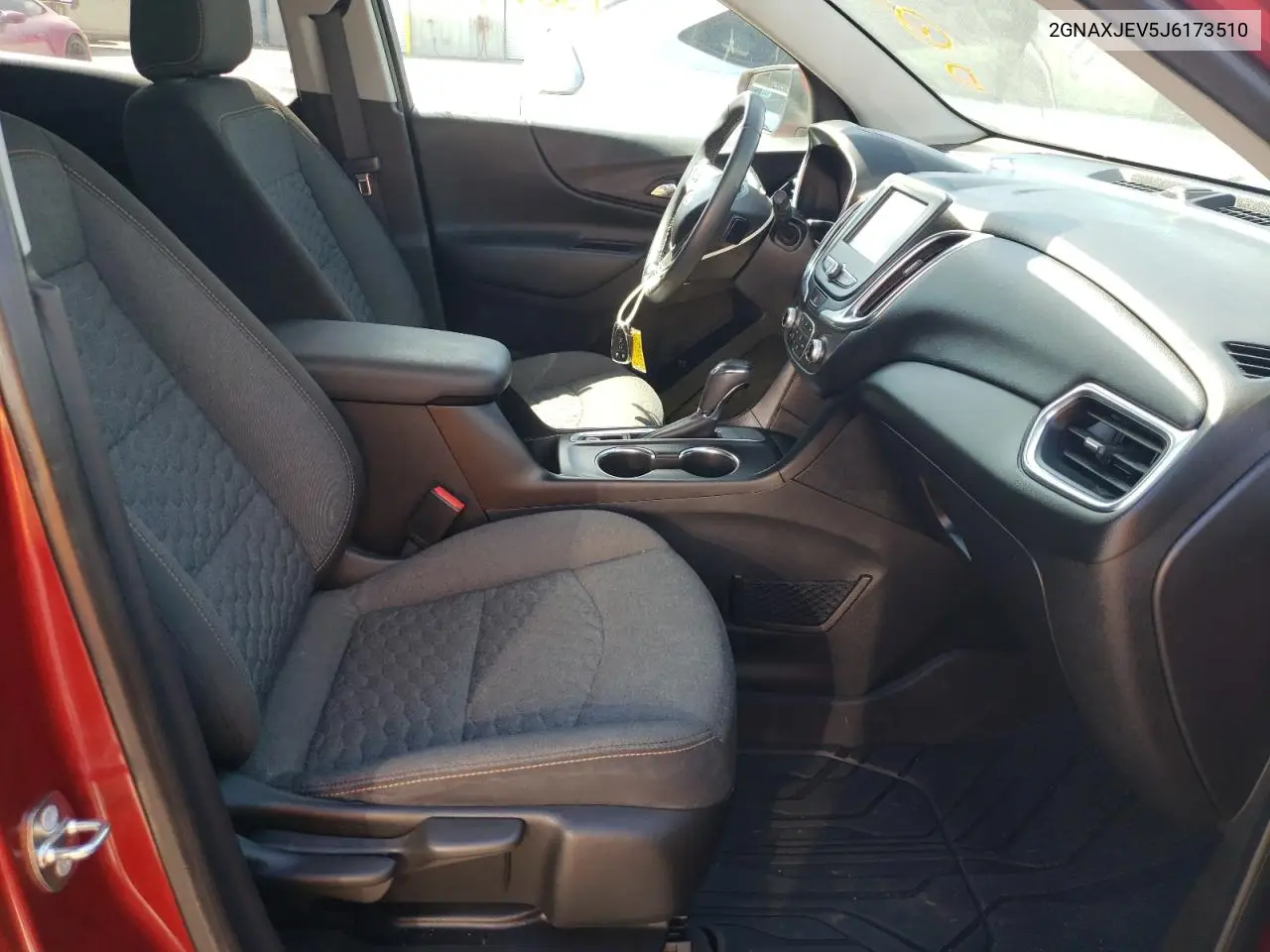 2GNAXJEV5J6173510 2018 Chev Equinox