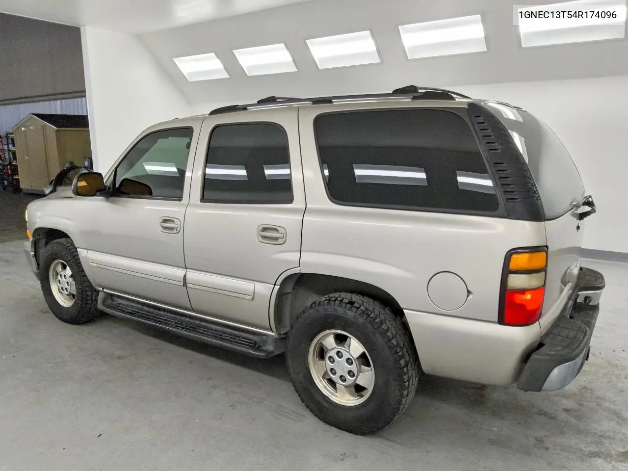 2004 Chevrolet Tahoe C1500 VIN: 1GNEC13T54R174096 Lot: 54922916