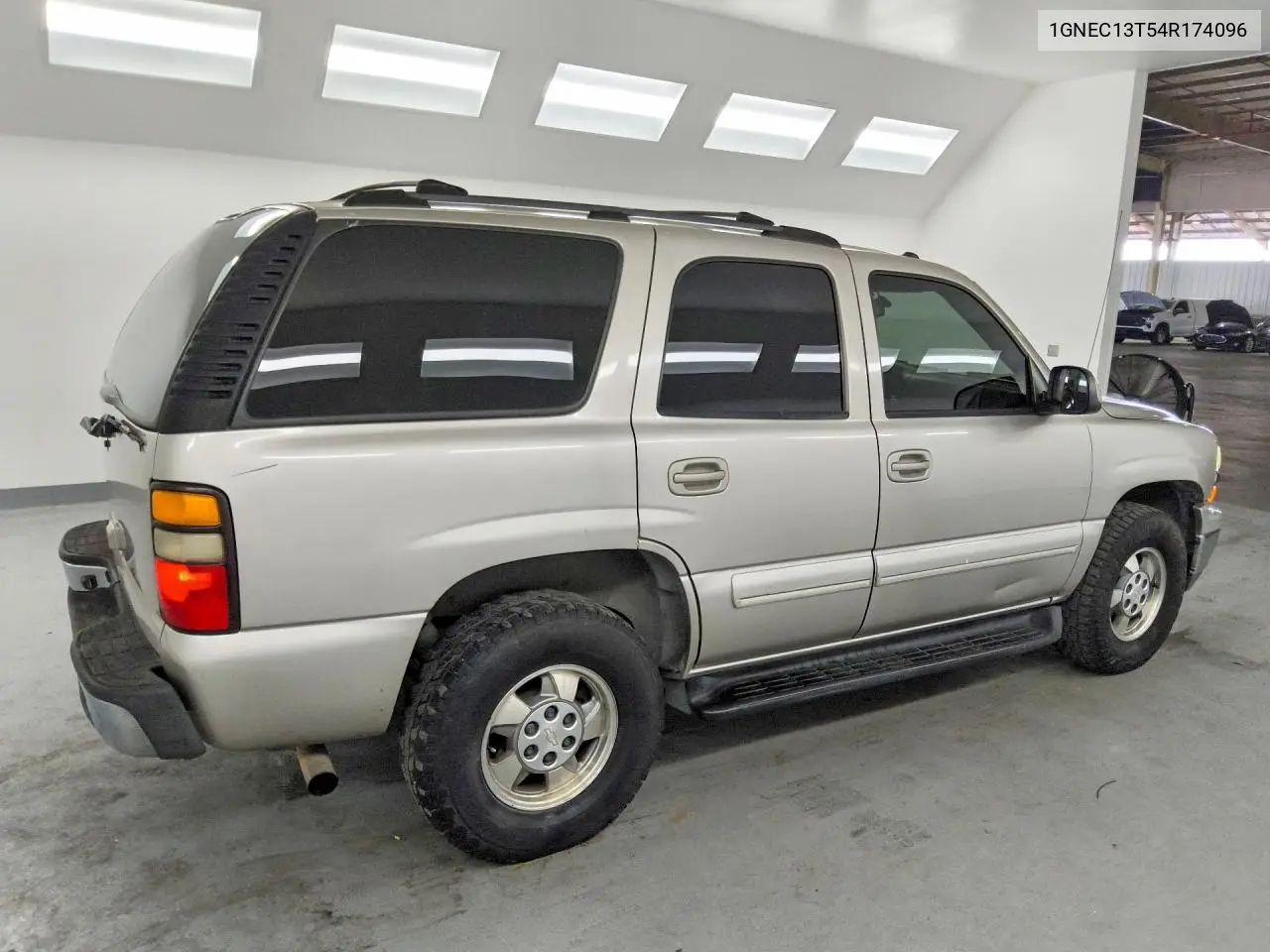 2004 Chevrolet Tahoe C1500 VIN: 1GNEC13T54R174096 Lot: 54922916