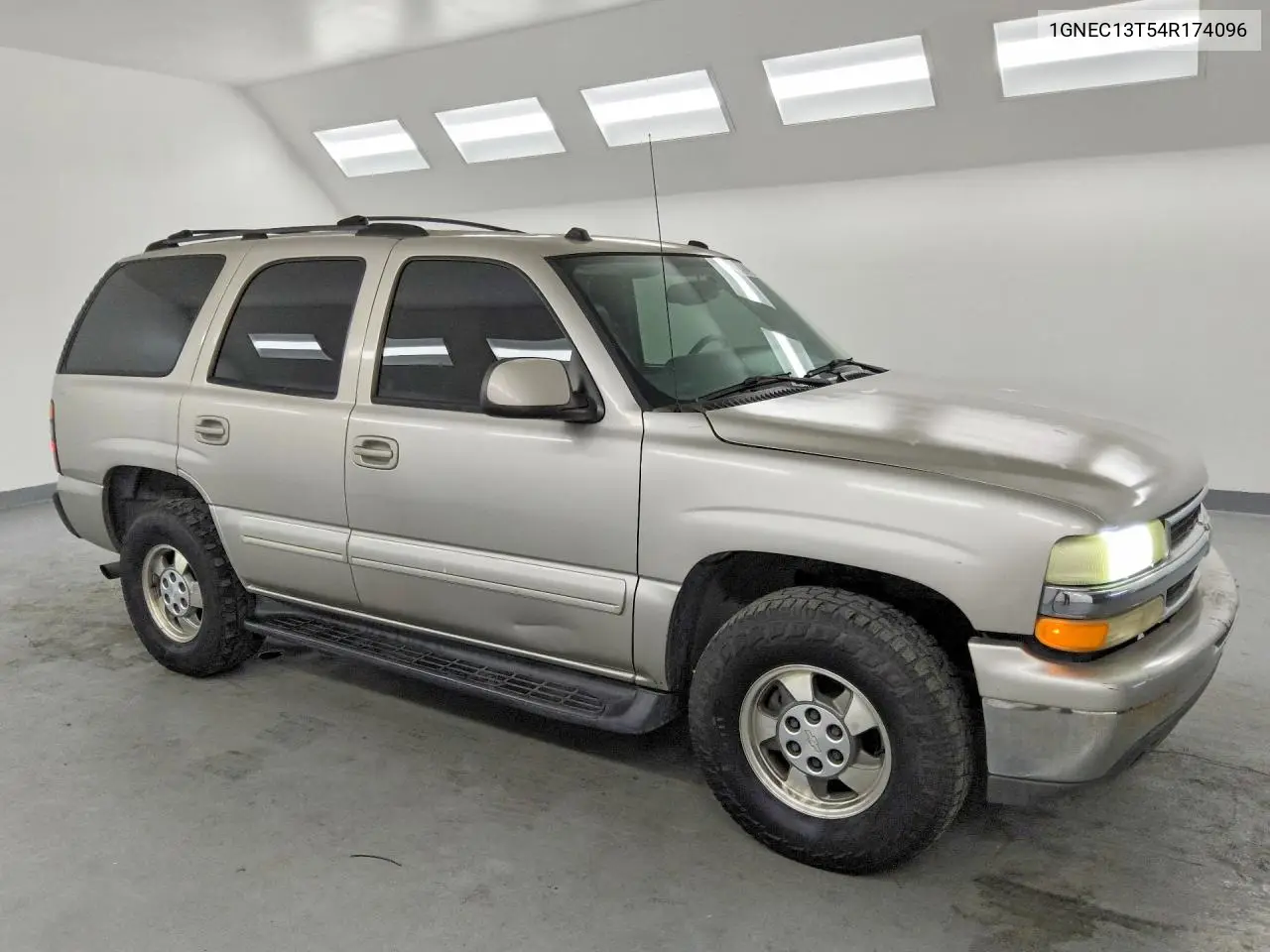 2004 Chevrolet Tahoe C1500 VIN: 1GNEC13T54R174096 Lot: 54922916