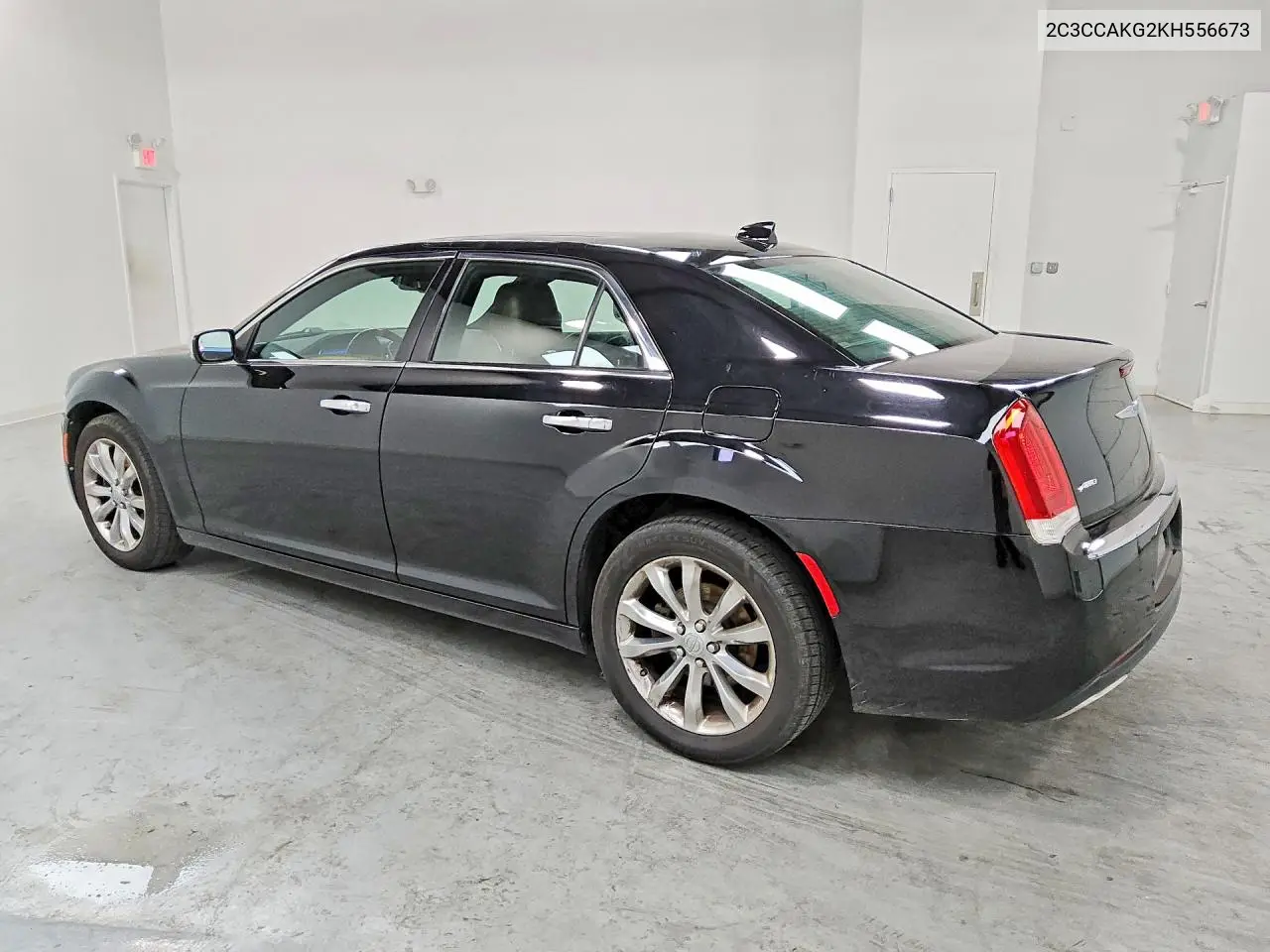 2019 Chrysler 300 Limited VIN: 2C3CCAKG2KH556673 Lot: 52331956
