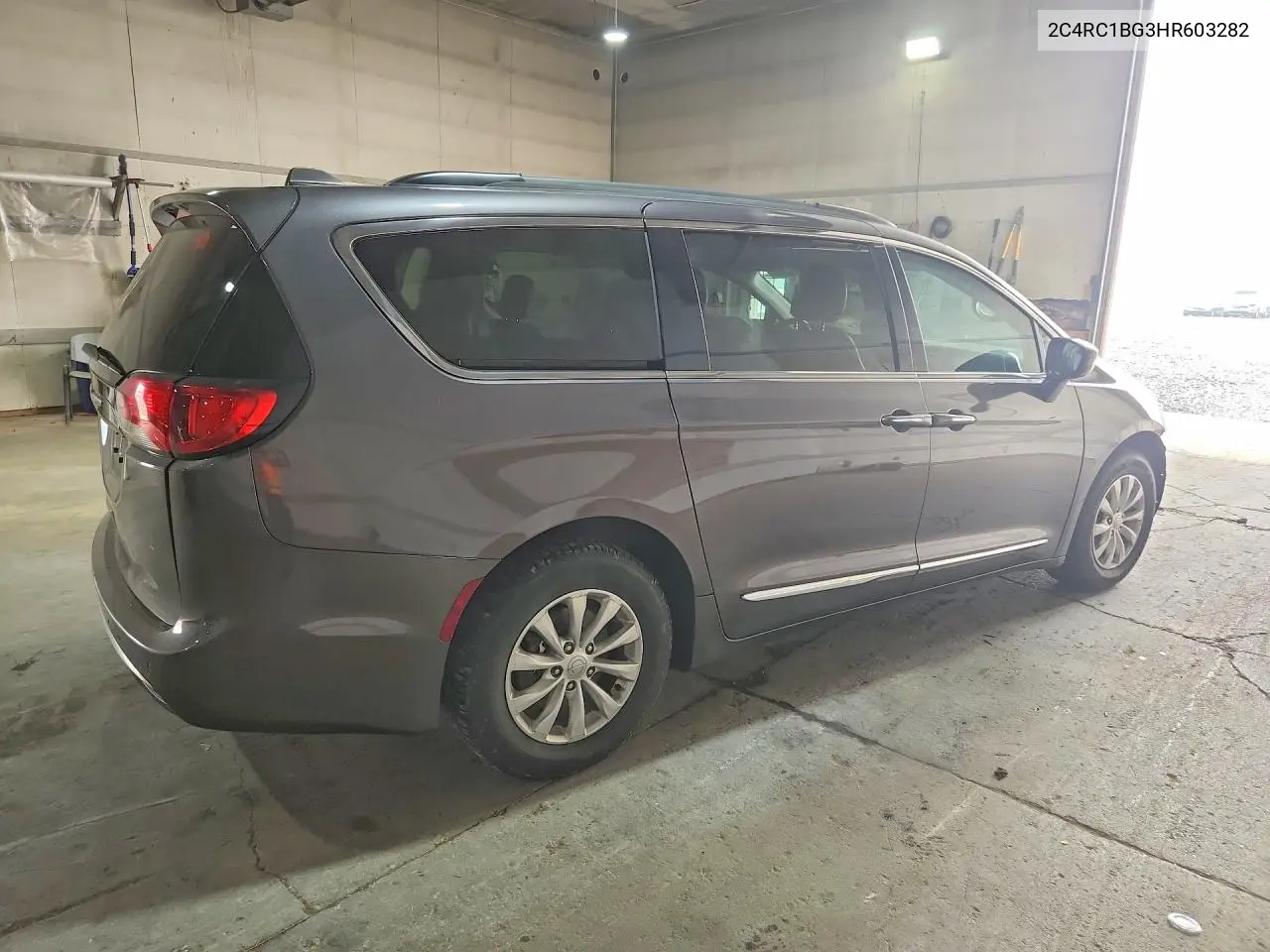 2017 Chrysler Pacifica Touring L VIN: 2C4RC1BG3HR603282 Lot: 61180326