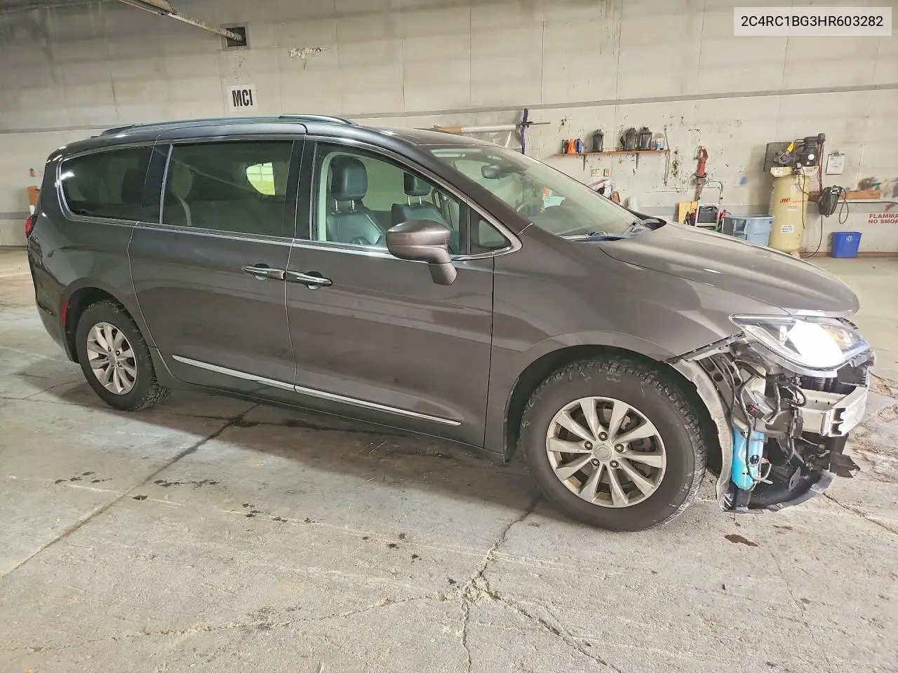 2017 Chrysler Pacifica Touring L VIN: 2C4RC1BG3HR603282 Lot: 61180326