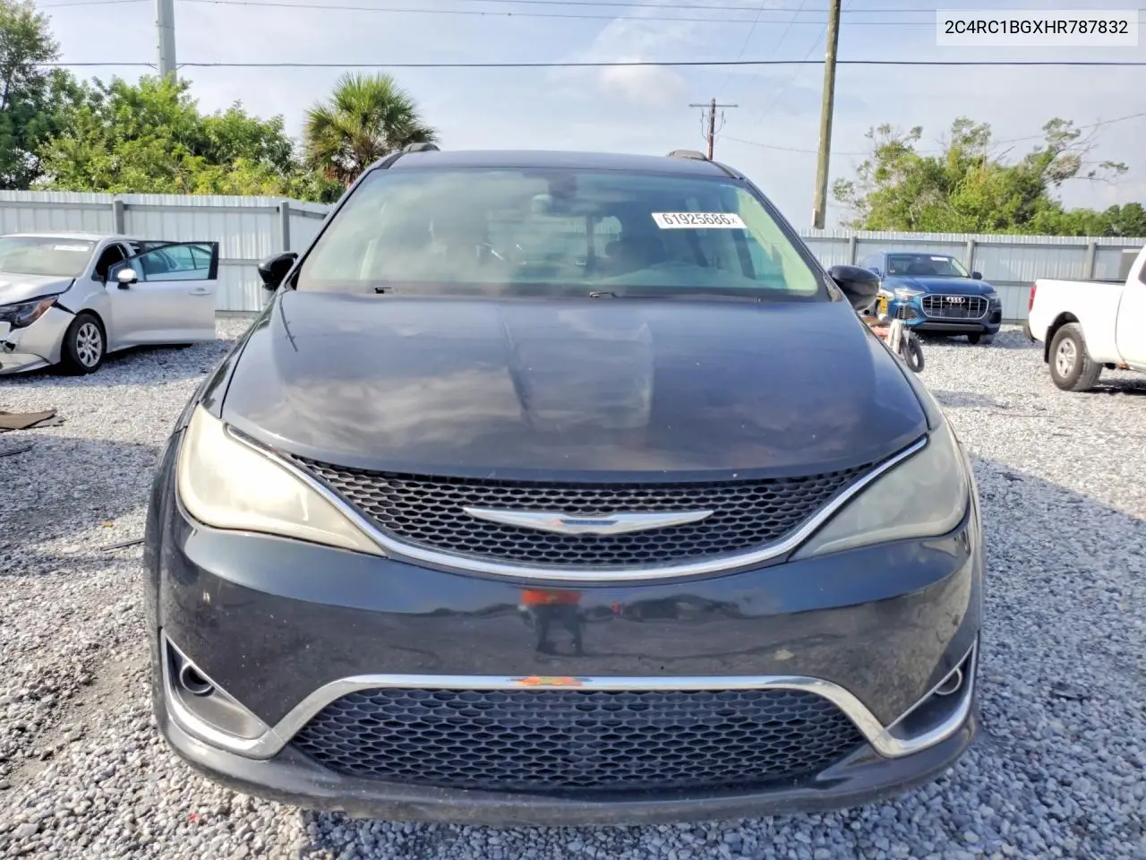 2017 Chrysler Pacifica Touring L VIN: 2C4RC1BGXHR787832 Lot: 61925686