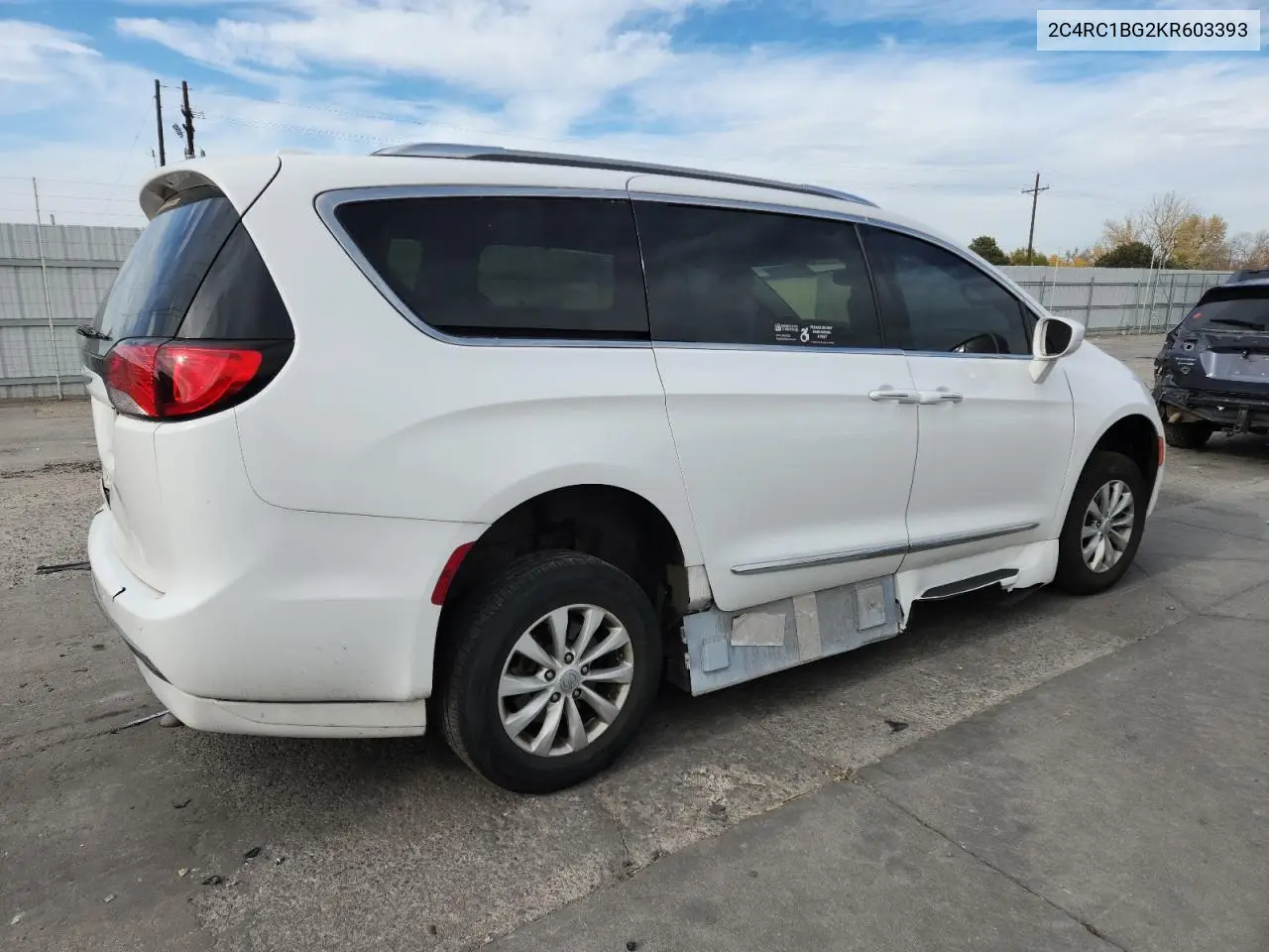 2C4RC1BG2KR603393 2019 Chrysler Pacifica Touring L