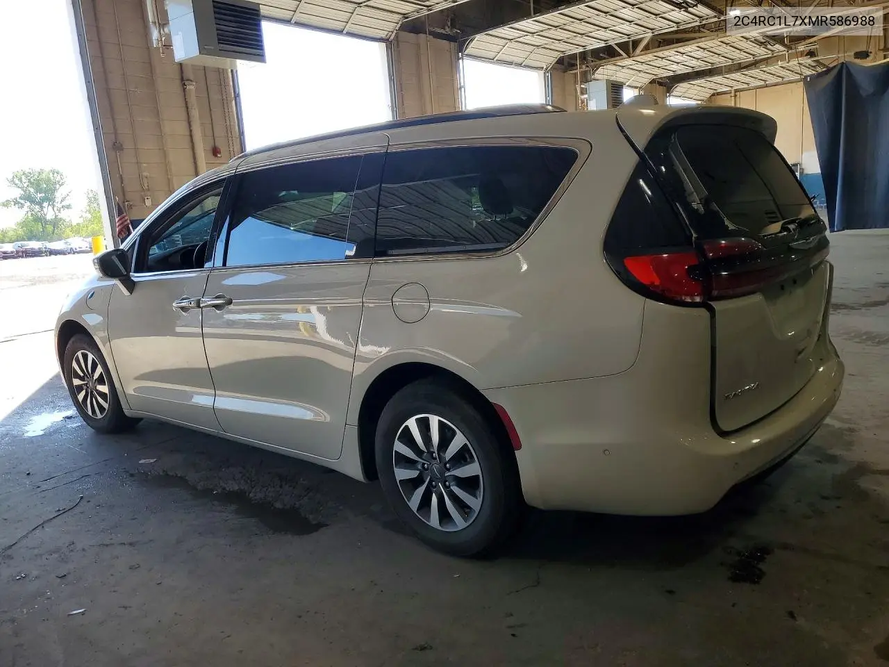 2021 Chrysler Pacifica Hybrid Touring L VIN: 2C4RC1L7XMR586988 Lot: 55835786