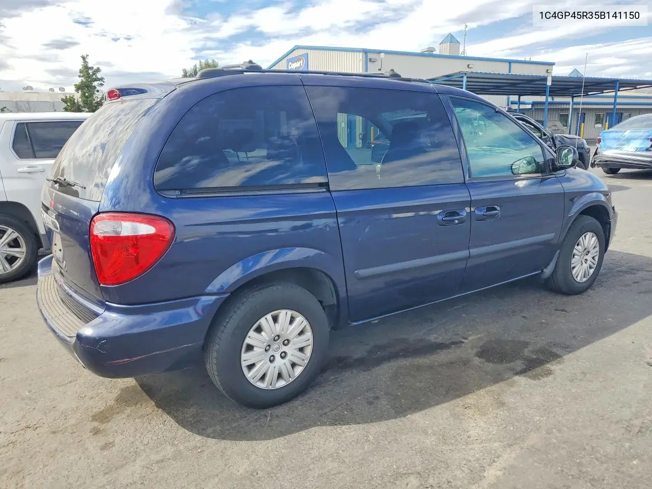2005 Chrysler Town & Country VIN: 1C4GP45R35B141150 Lot: 61787196