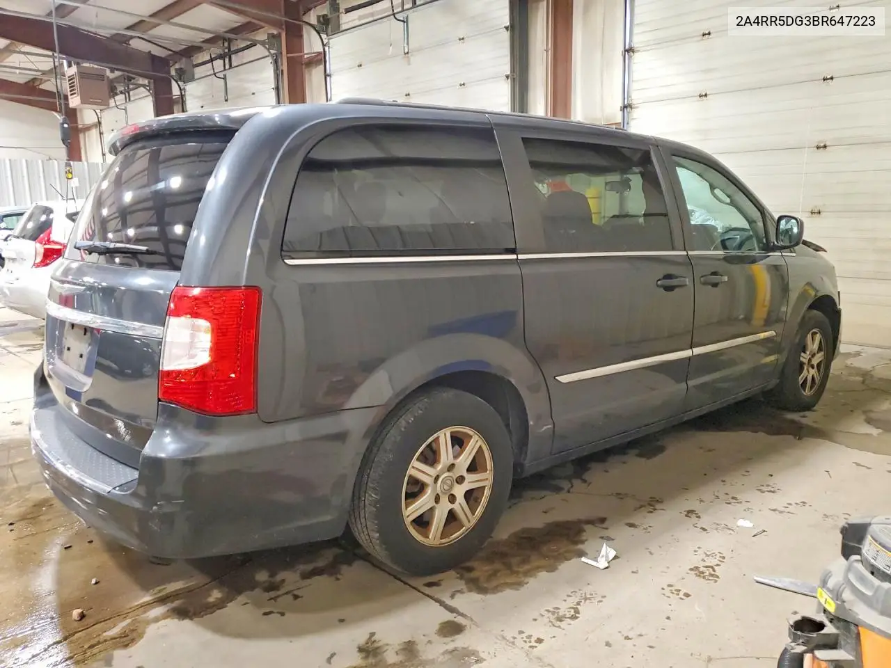 2011 Chrysler Town & Country Touring VIN: 2A4RR5DG3BR647223 Lot: 61853236