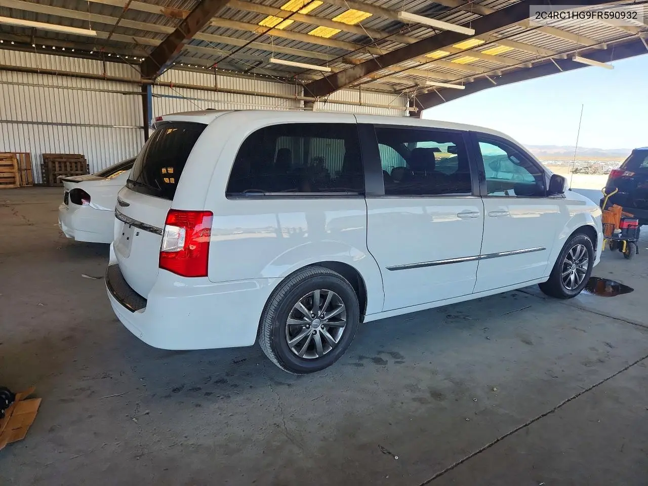 2015 Chrysler Town & Country S VIN: 2C4RC1HG9FR590932 Lot: 60520376