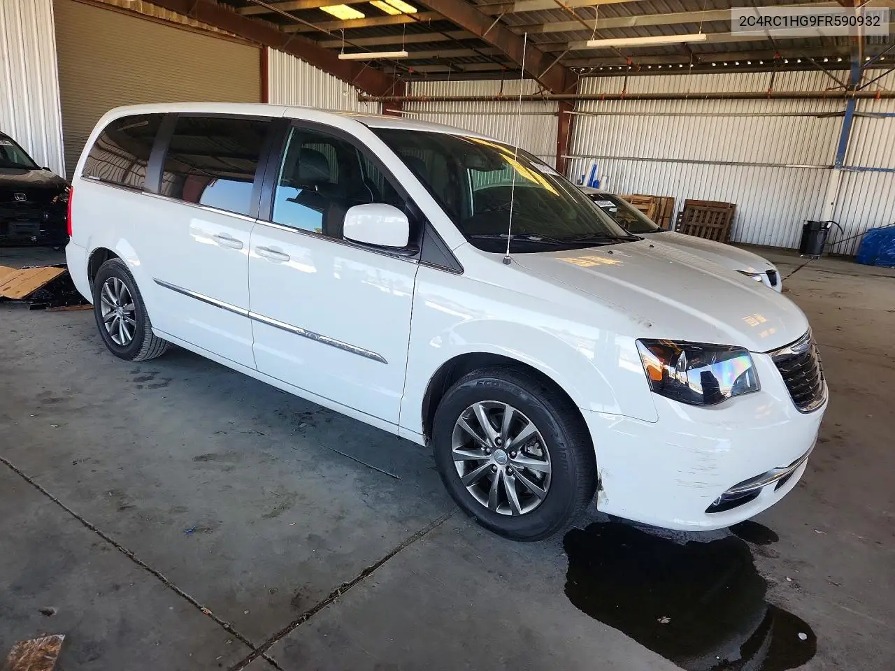 2015 Chrysler Town & Country S VIN: 2C4RC1HG9FR590932 Lot: 60520376