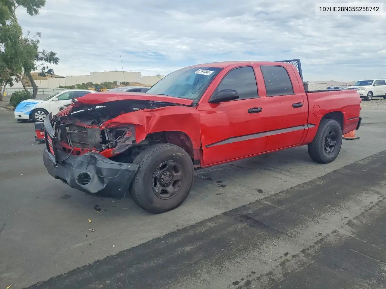 2005 Dodge Dakota Quad VIN: 1D7HE28N35S258742 Lot: 61945546