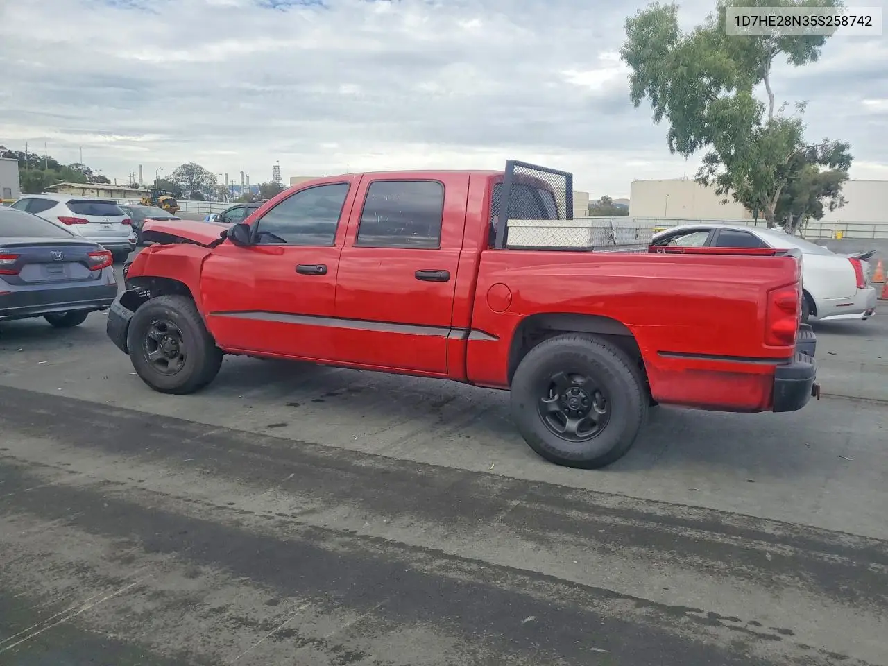 2005 Dodge Dakota Quad VIN: 1D7HE28N35S258742 Lot: 61945546