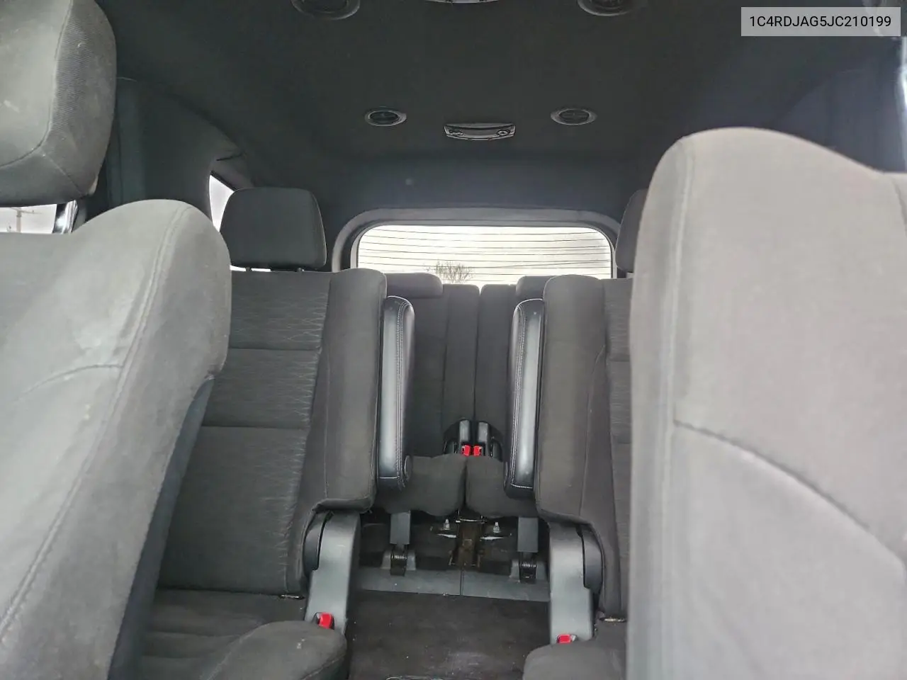 1C4RDJAG5JC210199 2018 Dodge Durango Sxt