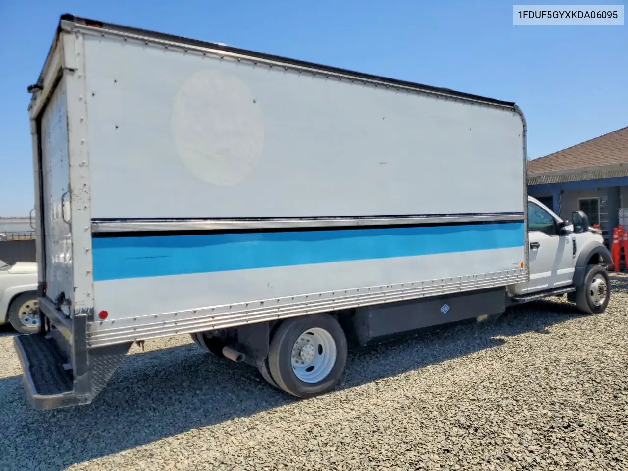 2019 Ford F550 Super Duty Box Truck VIN: 1FDUF5GYXKDA06095 Lot: 55239566