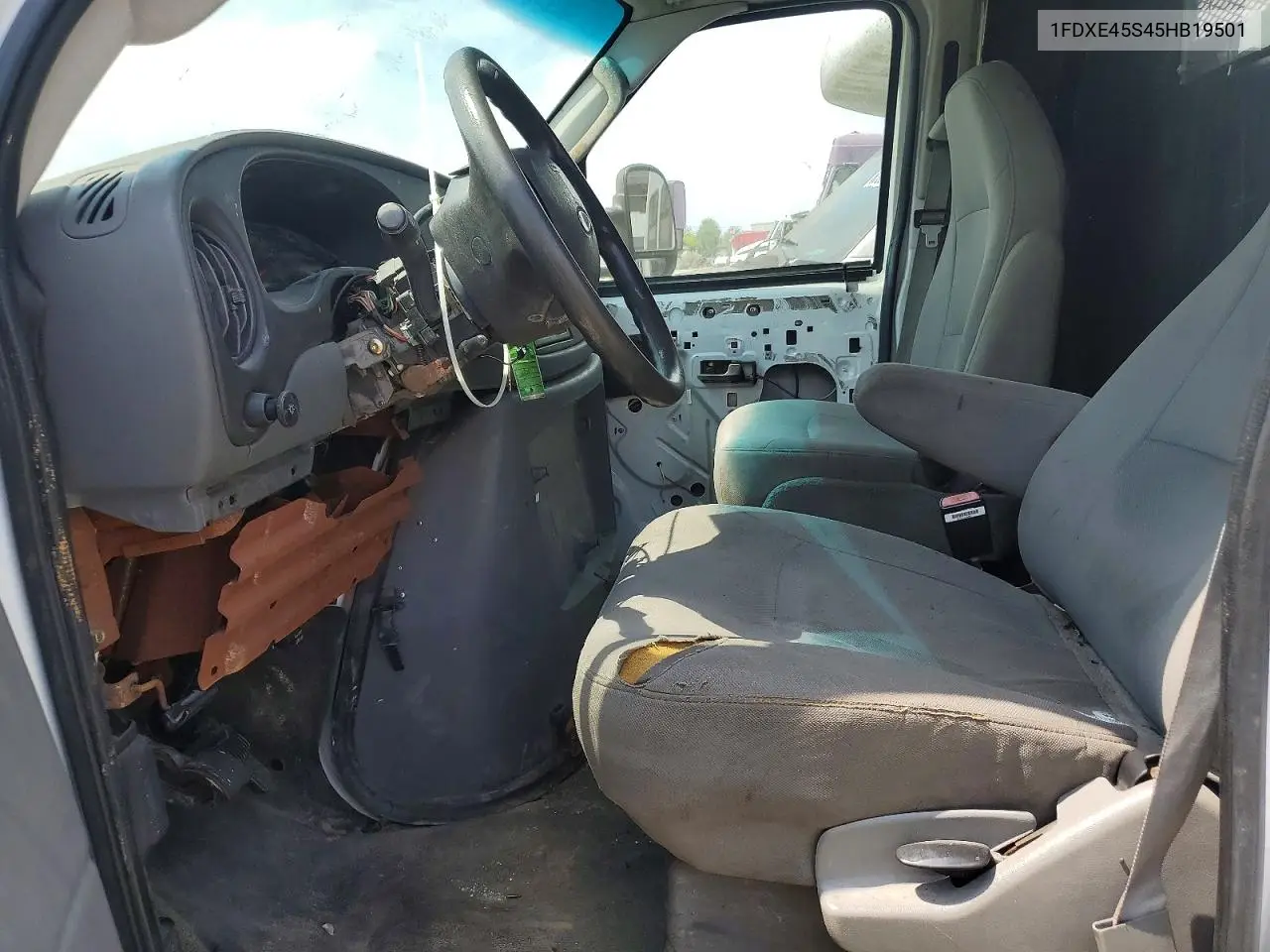 2005 Ford Econoline E450 Super Duty Cutaway Van VIN: 1FDXE45S45HB19501 Lot: 60631436
