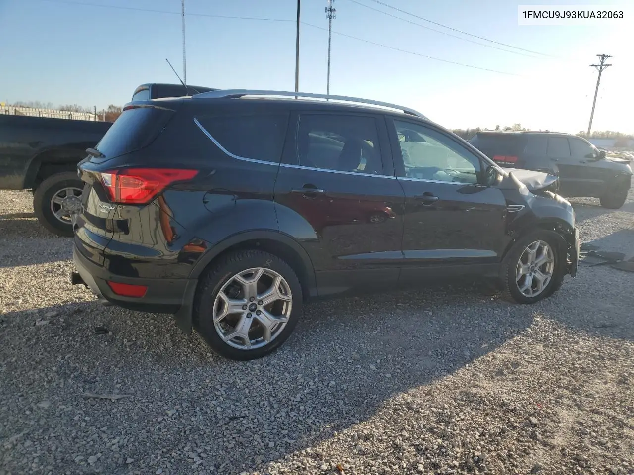 1FMCU9J93KUA32063 2019 Ford Escape Titanium