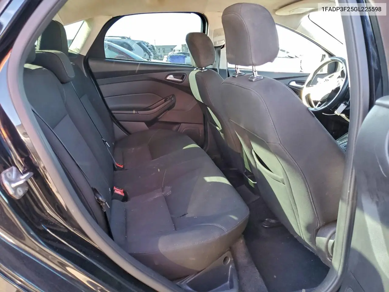 1FADP3F25GL225598 2016 Ford Focus Se