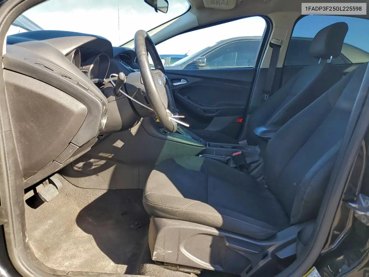 1FADP3F25GL225598 2016 Ford Focus Se