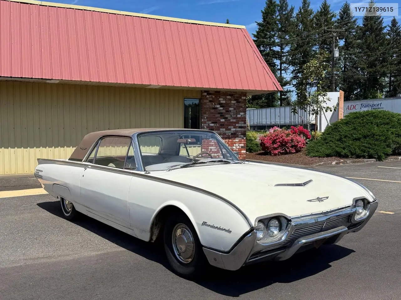 1961 Ford T-Bird VIN: 1Y71Z139615 Lot: 60524036