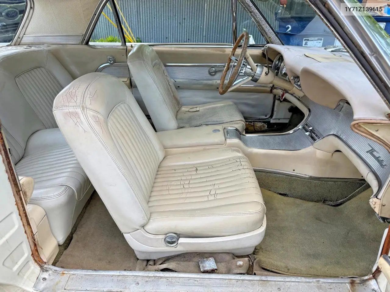 1961 Ford T-Bird VIN: 1Y71Z139615 Lot: 60524036
