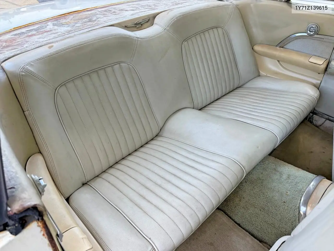 1961 Ford T-Bird VIN: 1Y71Z139615 Lot: 60524036