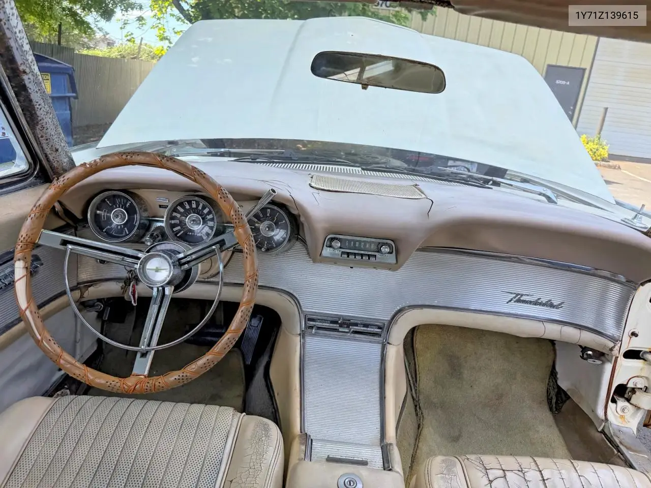 1961 Ford T-Bird VIN: 1Y71Z139615 Lot: 60524036