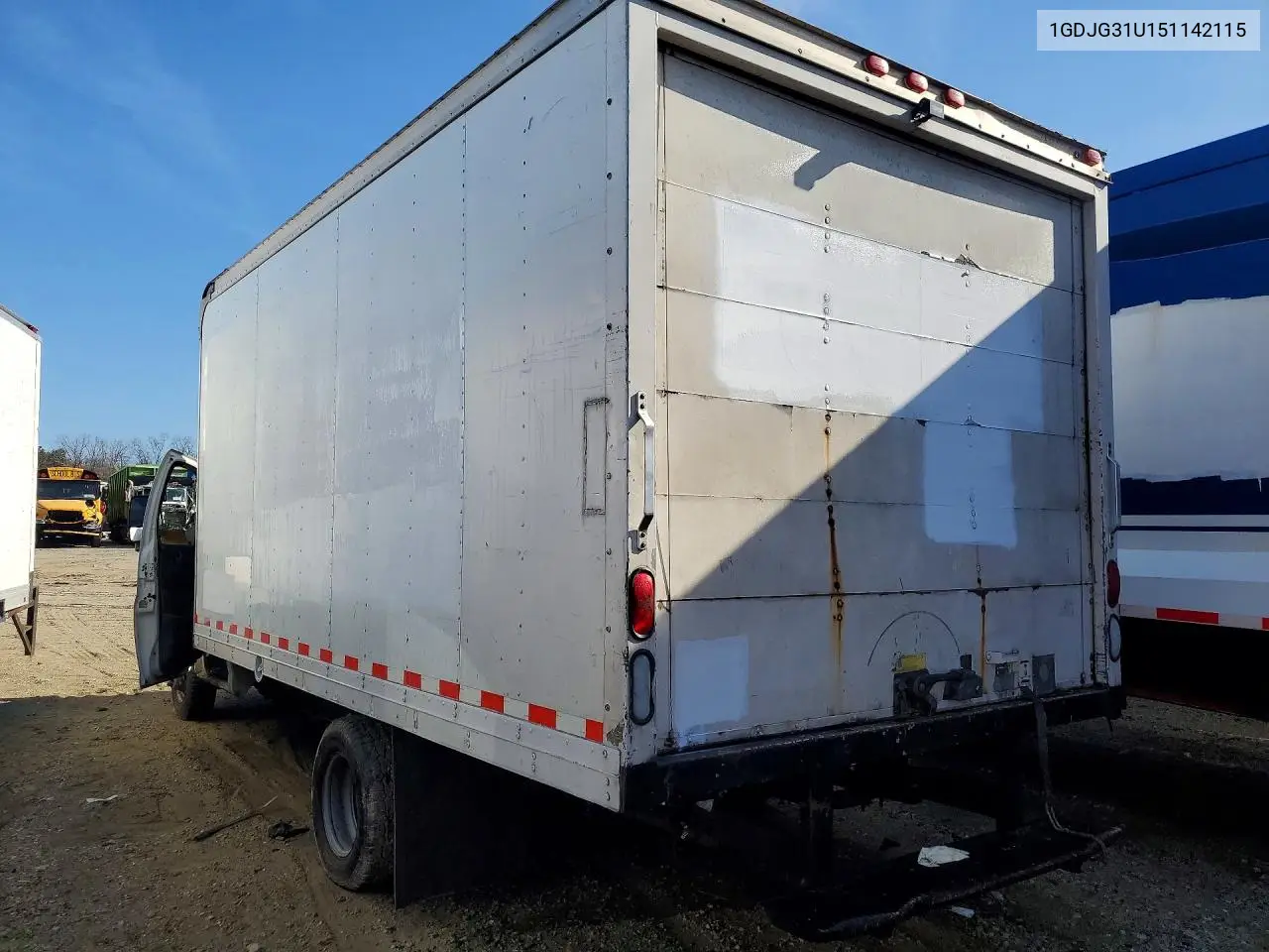 2005 GMC Savana Box Truck VIN: 1GDJG31U151142115 Lot: 77958265