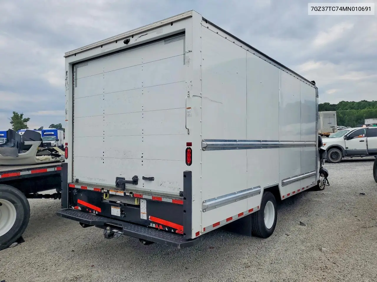 2021 GMC Savana Box Truck VIN: 7GZ37TC74MN010691 Lot: 57854456