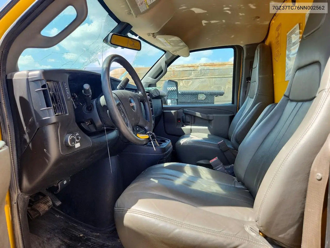 2022 GMC Savana Cut - Box Truck VIN: 7GZ37TC76NN002562 Lot: 59713576