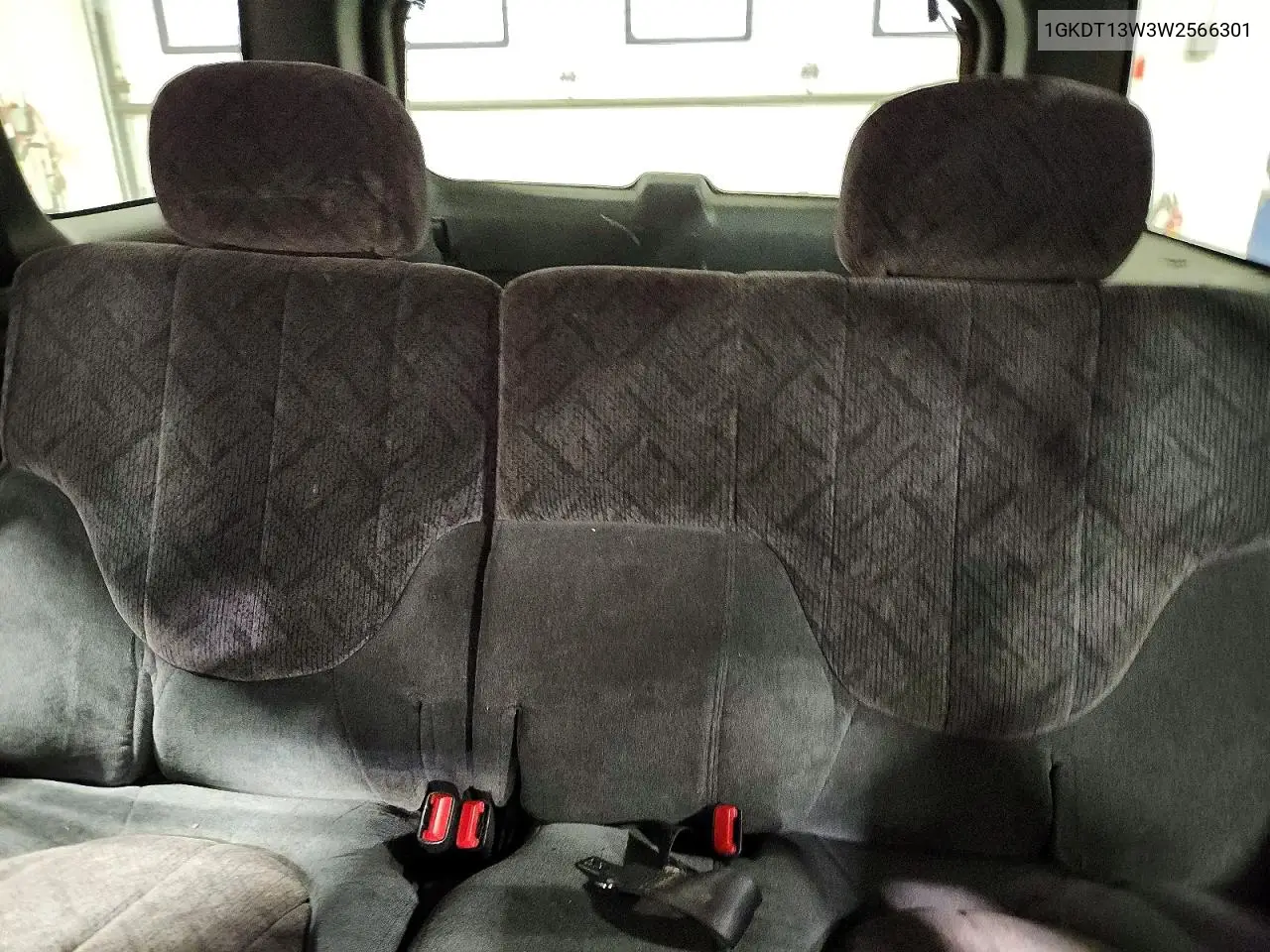 1998 GMC Jimmy VIN: 1GKDT13W3W2566301 Lot: 85634455