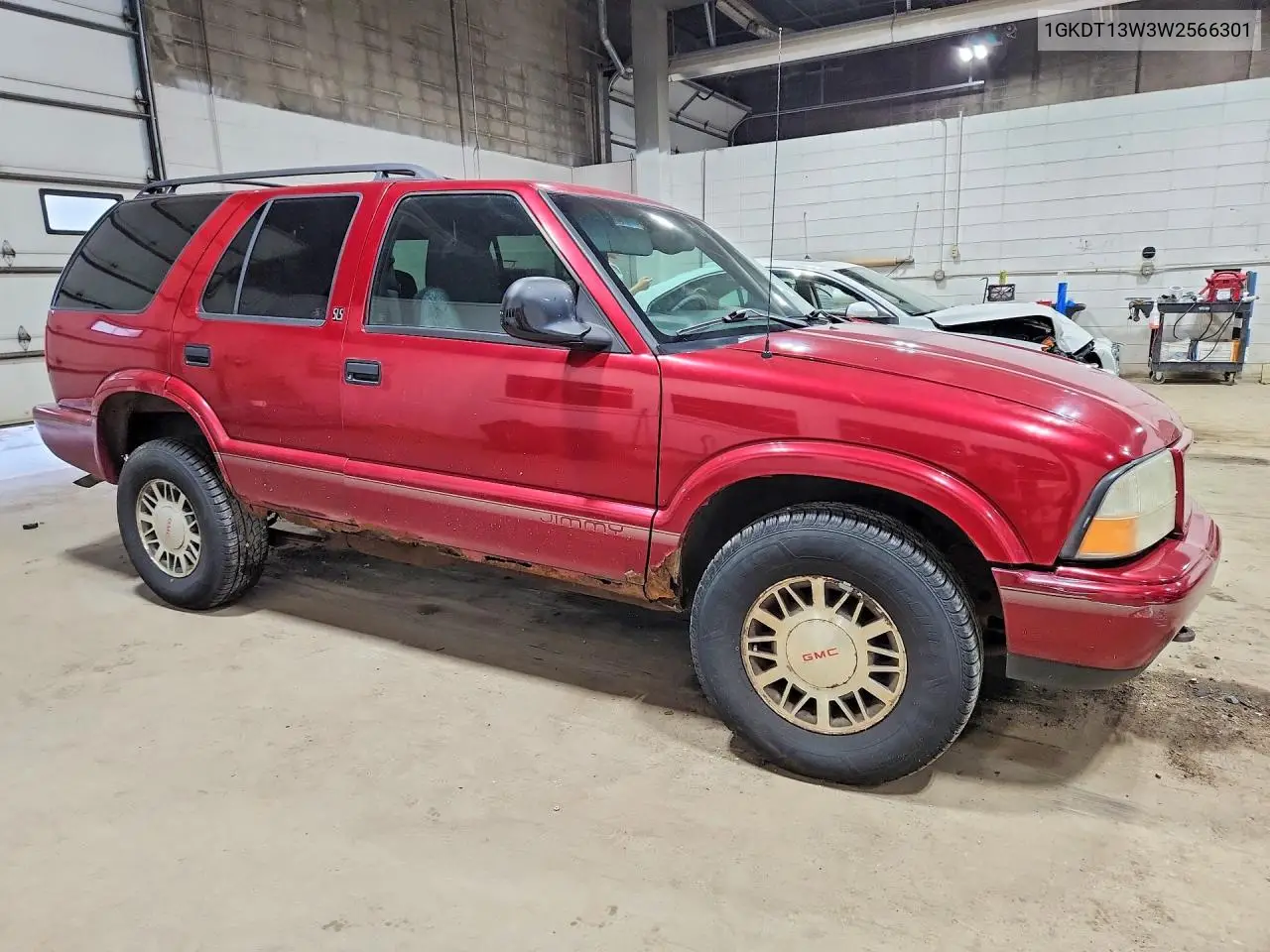1998 GMC Jimmy VIN: 1GKDT13W3W2566301 Lot: 85634455