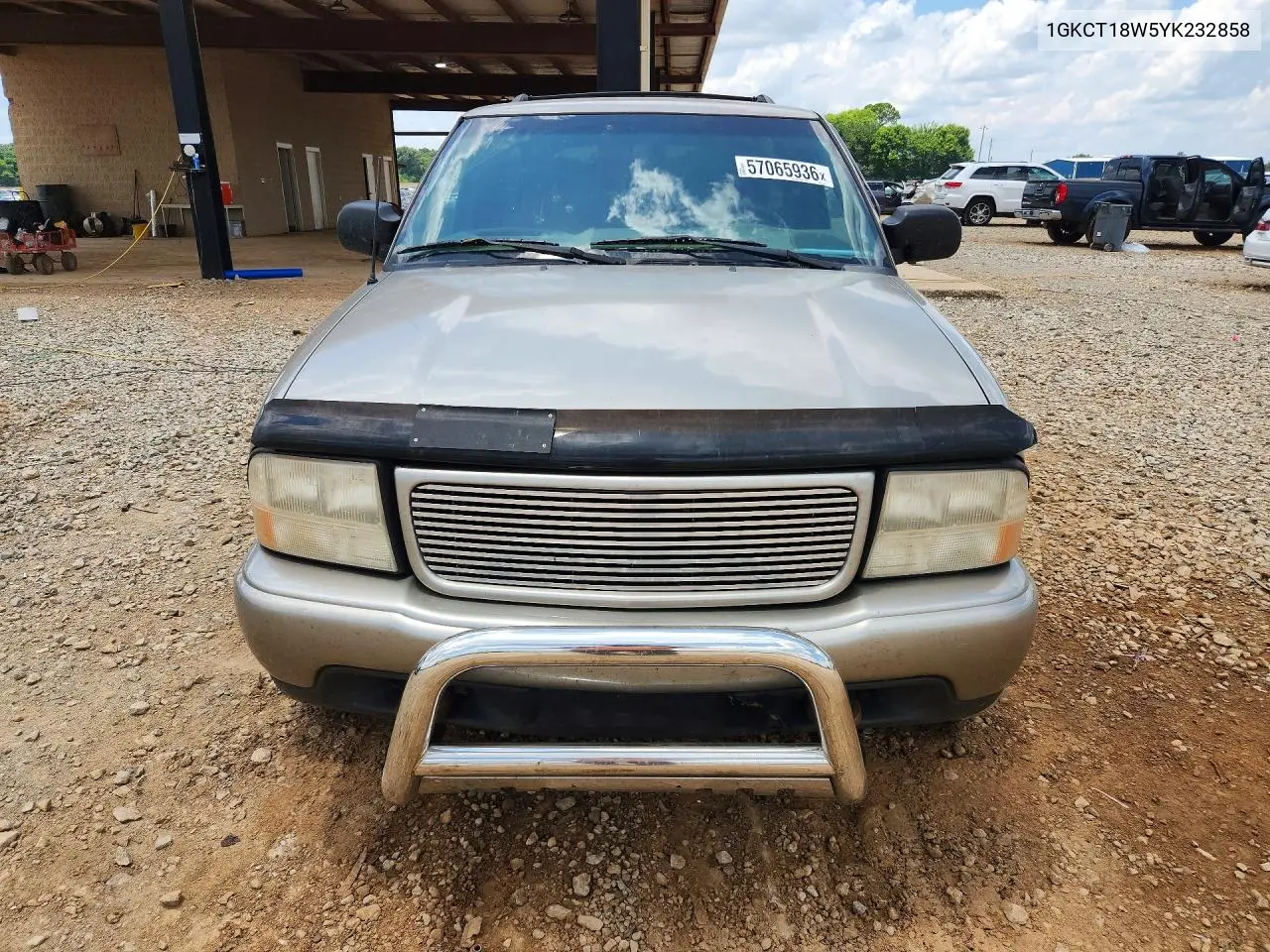 2000 GMC Jimmy VIN: 1GKCT18W5YK232858 Lot: 57065936