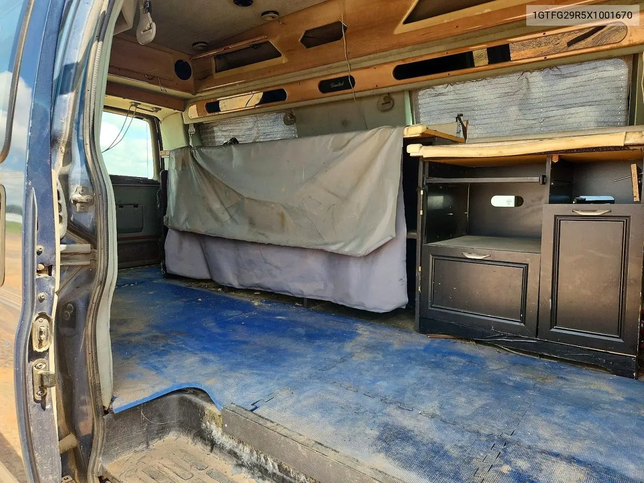 1999 GMC Savana G2500 VIN: 1GTFG29R5X1001670 Lot: 59261986