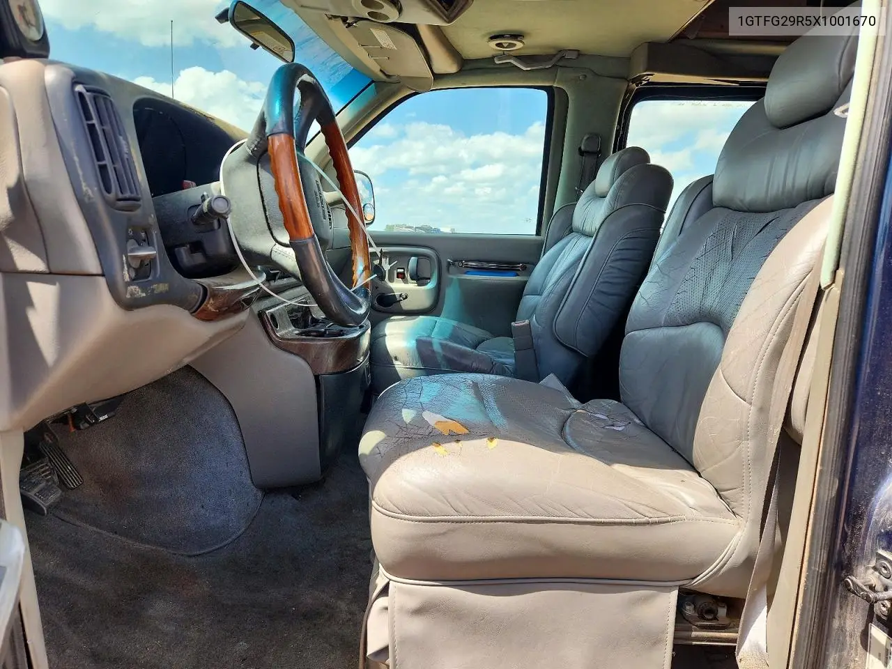 1999 GMC Savana G2500 VIN: 1GTFG29R5X1001670 Lot: 59261986