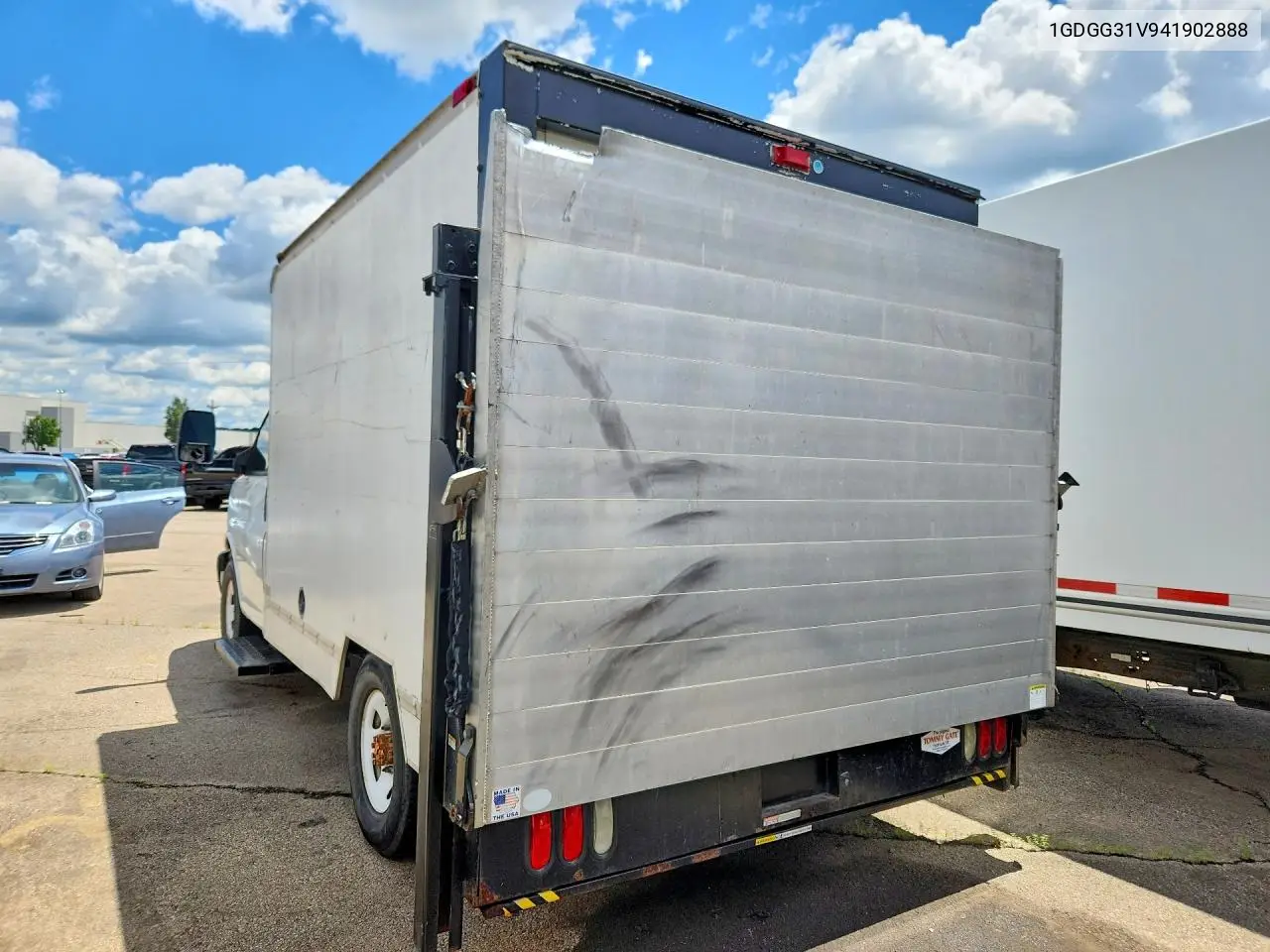 2004 GMC Savana Box Truck VIN: 1GDGG31V941902888 Lot: 57391596