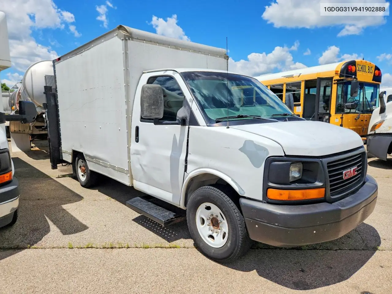 2004 GMC Savana Box Truck VIN: 1GDGG31V941902888 Lot: 57391596