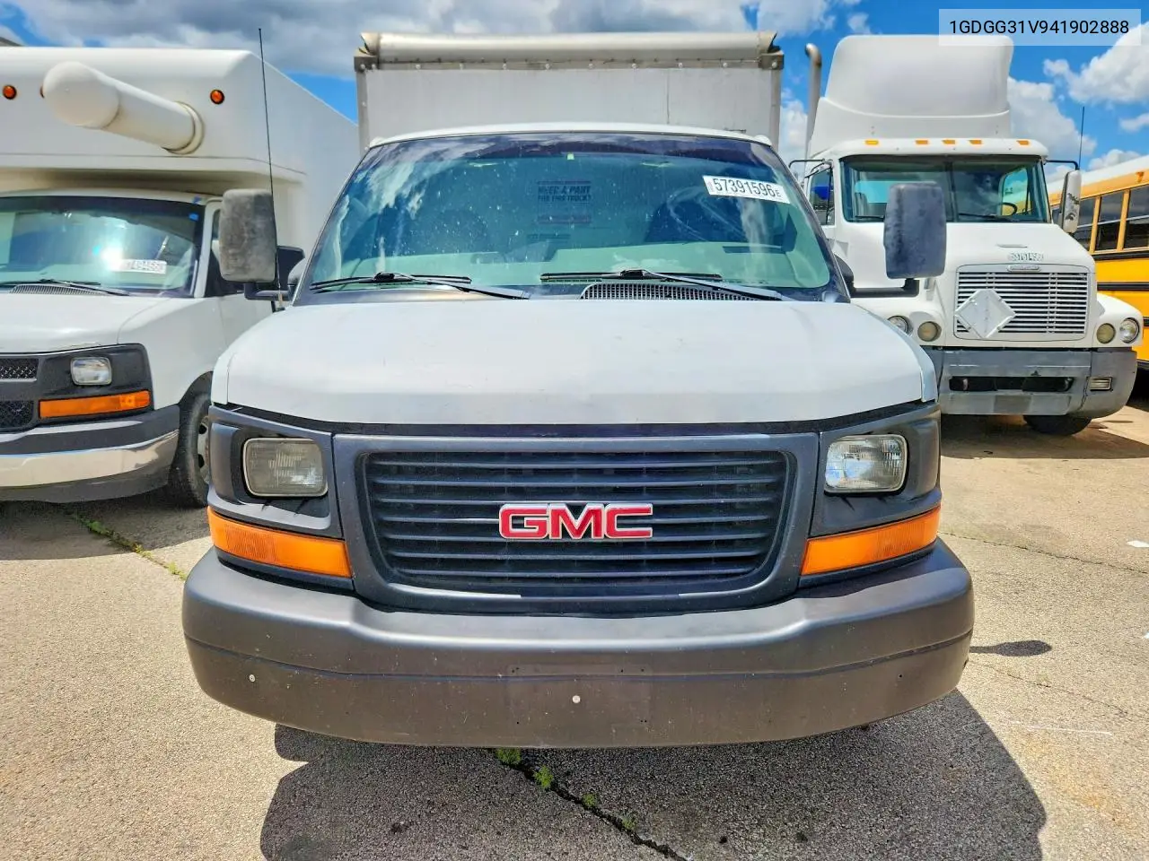 2004 GMC Savana Box Truck VIN: 1GDGG31V941902888 Lot: 57391596