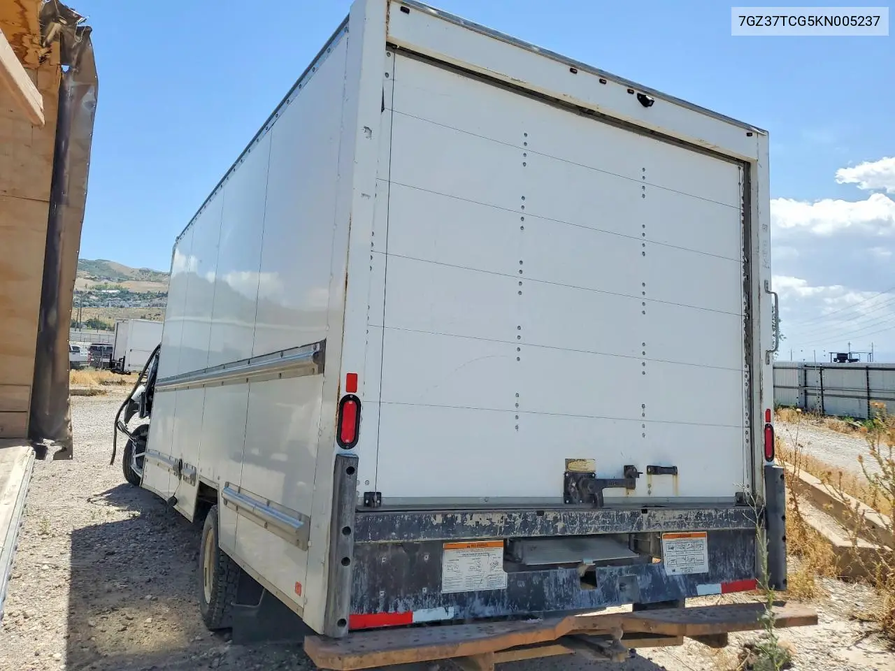 2019 GMC Savana Cut - Box Truck VIN: 7GZ37TCG5KN005237 Lot: 60009706