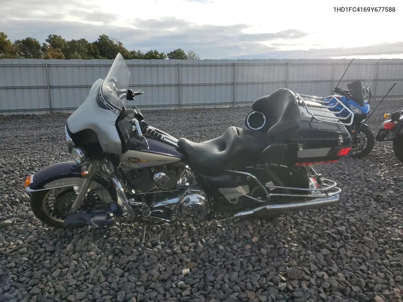 1HD1FC4169Y677588 2009 Harley-Davidson Flhtcu