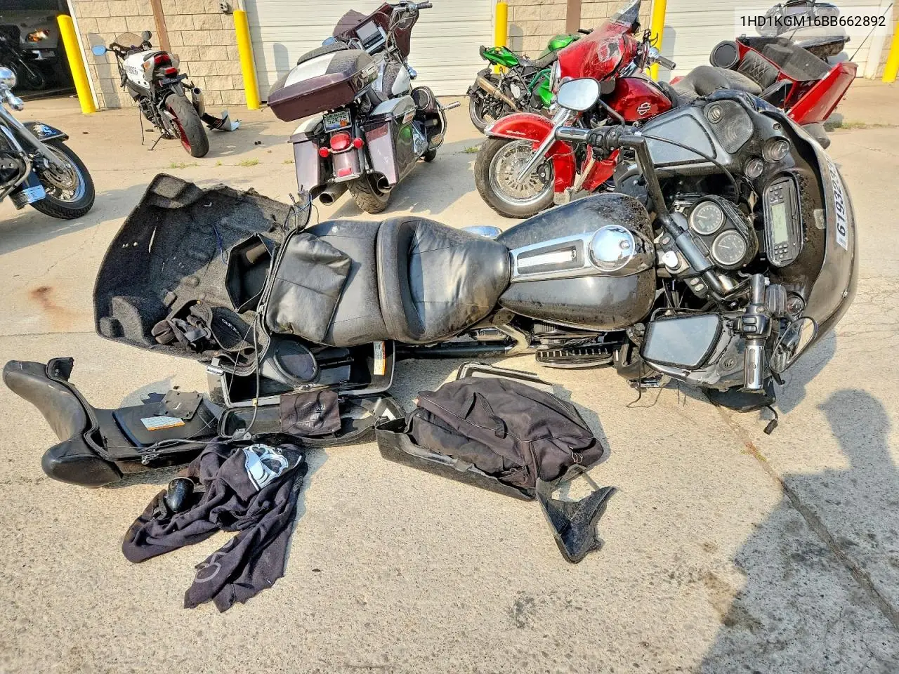 1HD1KGM16BB662892 2011 Harley-Davidson Fltru