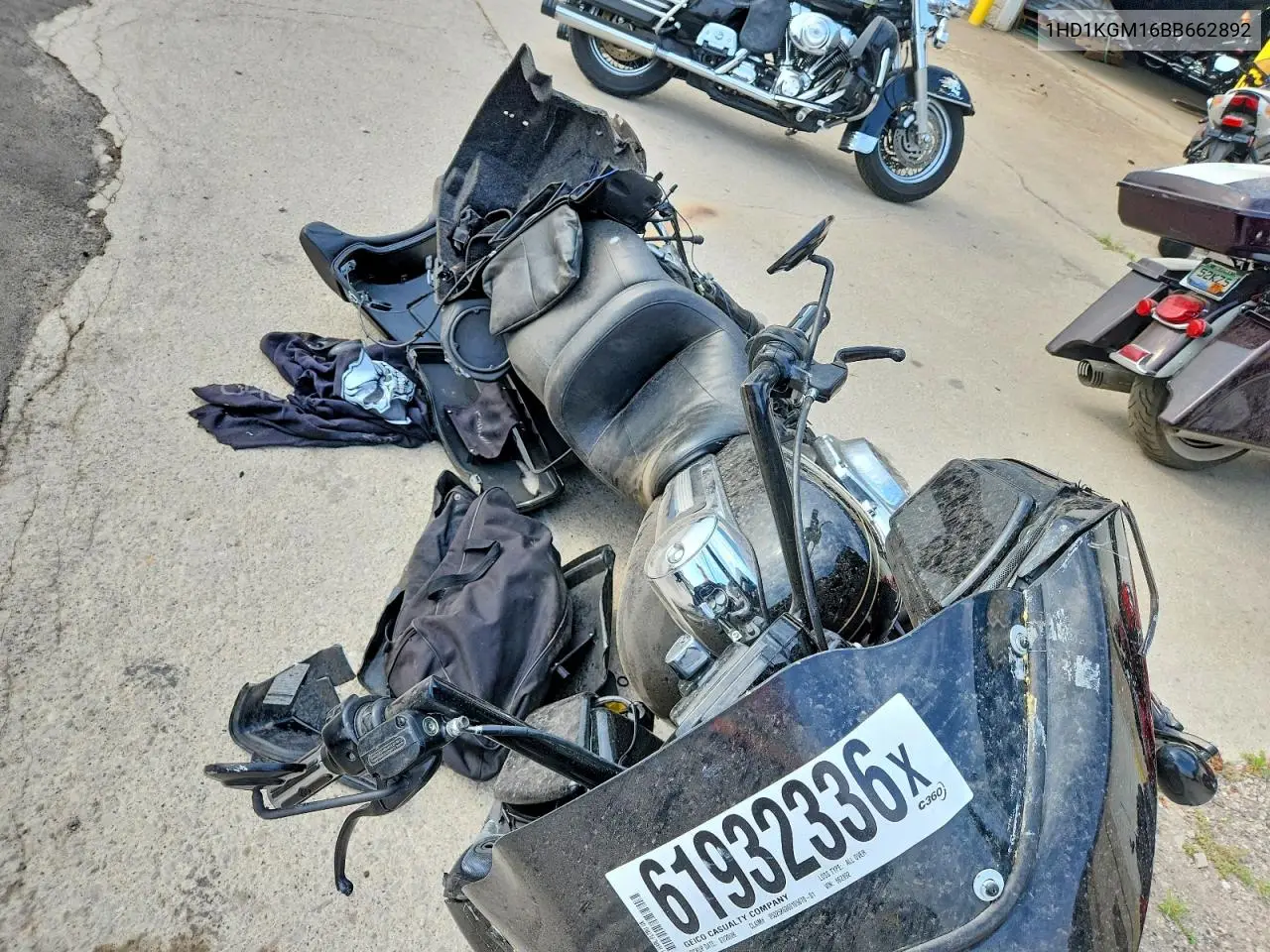 1HD1KGM16BB662892 2011 Harley-Davidson Fltru