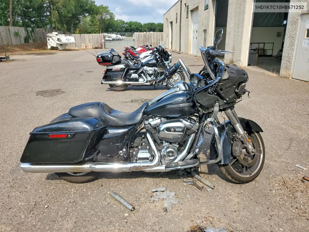 2017 Harley-Davidson Fltrxs Road Glide Special VIN: 1HD1KTC10HB671252 Lot: 61943766
