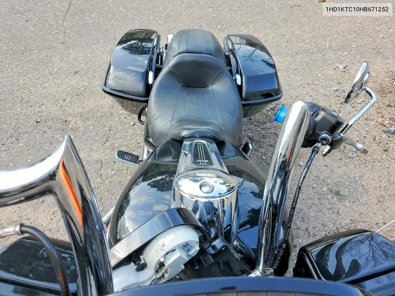 2017 Harley-Davidson Fltrxs Road Glide Special VIN: 1HD1KTC10HB671252 Lot: 61943766